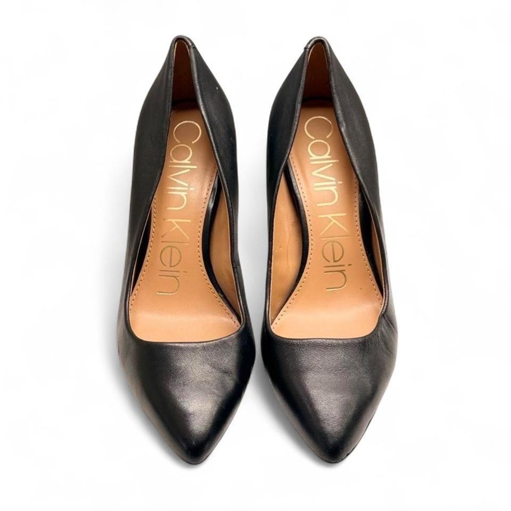 Women's Calvin Klein size 8 black leather pumps